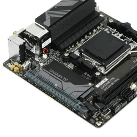 Материнская плата GIGABYTE B650I AX